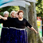 NA SCENIE Z LIPĄ W ŚRODKU