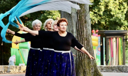 NA SCENIE Z LIPĄ W ŚRODKU
