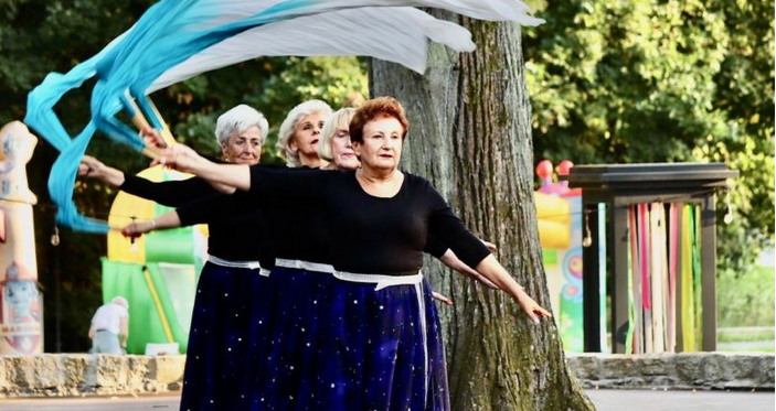NA SCENIE Z LIPĄ W ŚRODKU