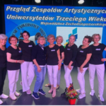 UNIWERSYTETY TRZECIEGO WIEKU TAŃCAMI STOJĄ