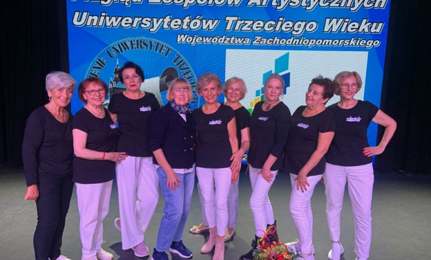 UNIWERSYTETY TRZECIEGO WIEKU TAŃCAMI STOJĄ