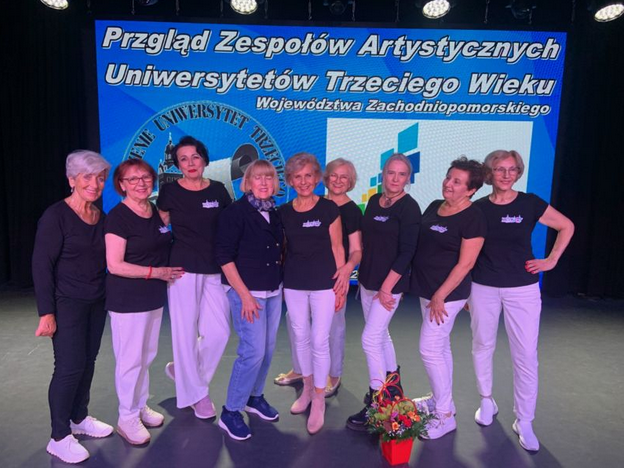 UNIWERSYTETY TRZECIEGO WIEKU TAŃCAMI STOJĄ